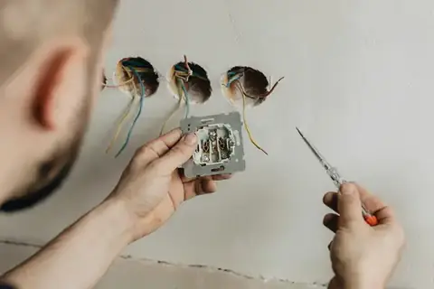 Licensed electrician in Beirut β wiring, fixtures, breakers and electrical troubleshooting